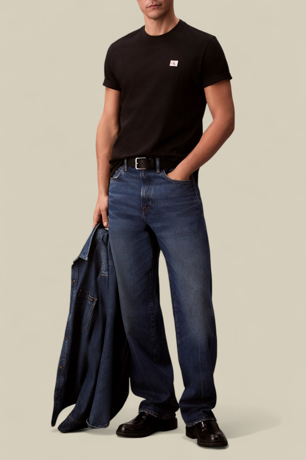 תמונת כל הלוק של חולצת טי